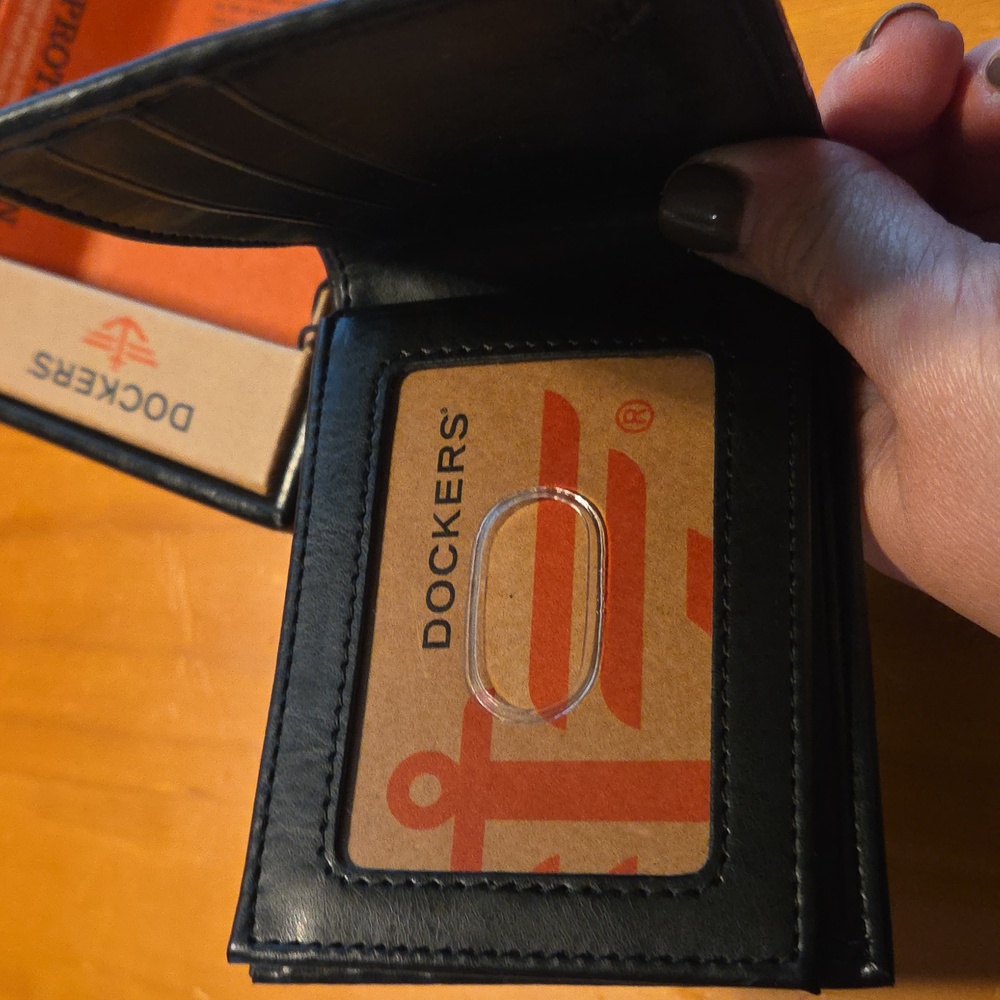 Dockers Men's Bifold Wallet - Picture 7 of 7